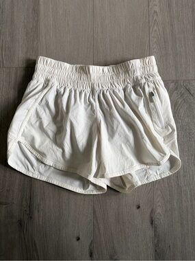 *LIKE NEW* Lululemon Tracker Short V *4"
White size 6